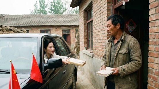 97年我省下口粮养了女同桌三年十年后一辆红旗车停在我家门口